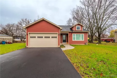 6110 Edgewood Dr, Niagara, NY 14304