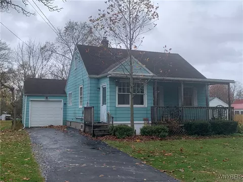 1660 Saunders Sett Rd, Lewiston, NY 14304
