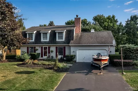 7064 Old English Rd, Lockport, NY 14094