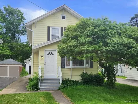 23 Pine St, Hamburg, NY 14075