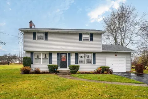 6399 Sherman Dr, Lockport, NY 14094