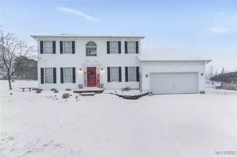 4 W Royal Hill Dr, Orchard Park, NY 14127
