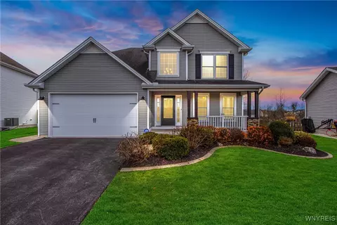 35 Newberry Ln, Lancaster, NY 14086