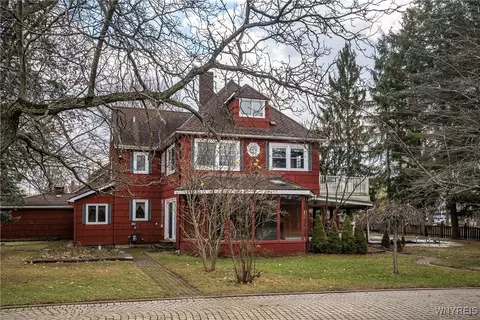 1270 W Arnold Dr, Lake View, NY 14085