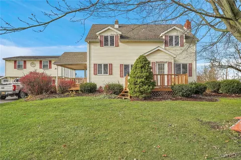 6904 Shawnee Rd, Wheatfield, NY 14120