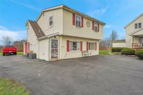 6906 Shawnee Rd, Wheatfield, NY 14120