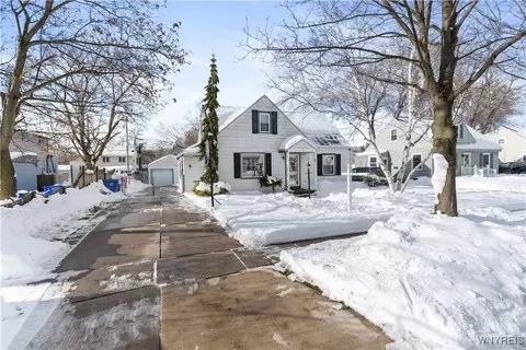 16 Briarwood Dr, West Seneca, NY 14224
