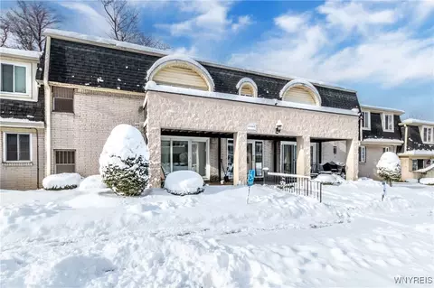 5 Cambridge Sq #A, Amherst, NY 14221