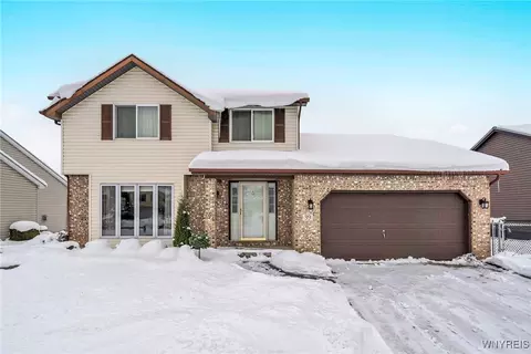 39 Signal Dr, Lancaster, NY 14086