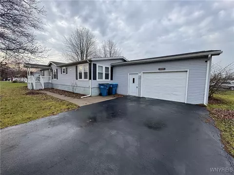 6250 Bayview Sta, Newfane, NY 14108