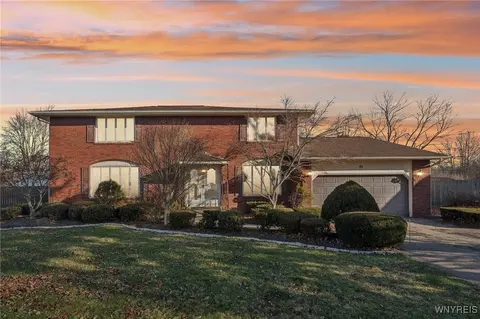 93 Morningside Dr, Grand Island, NY 14072