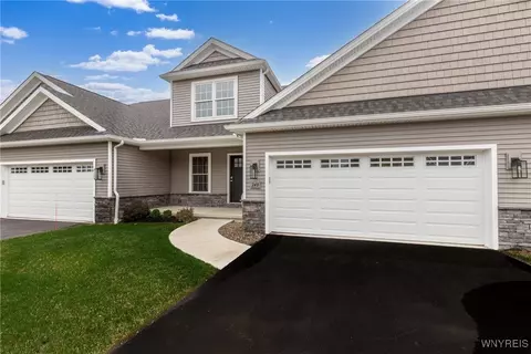 24 Essex Woods Ln #B, Amherst, NY 14228