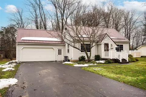 1627 Baxter Ave, Alden, NY 14004