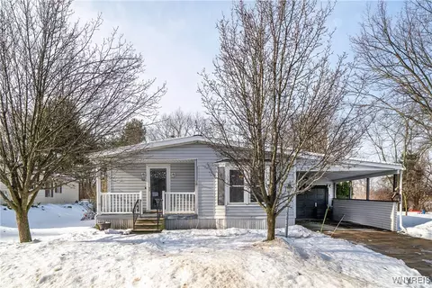 24 W Canyon Dr, Hamburg, NY 14075