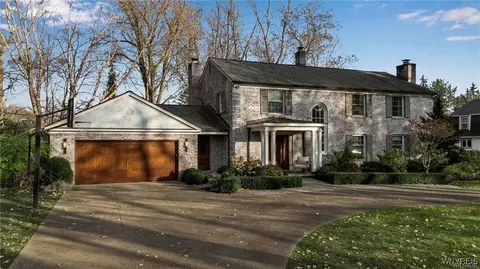 155 Briarhill Rd, Amherst, NY 14221