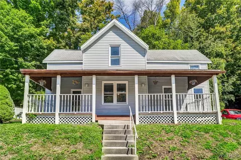 30 Park Rd E, Castile, NY 14427