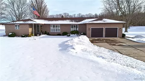 11281 Sunrise Ln, East Aurora, NY 14052
