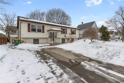 18 Hunt Ave, Hamburg, NY 14075