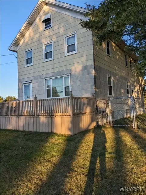 405 Two Mile Creek Rd, Tonawanda, NY 14150