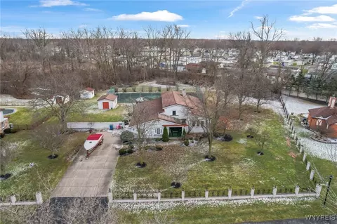 2075 Robert Dr, Niagara, NY 14304