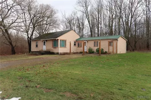 695 Madison Ave, Evans, NY 14006