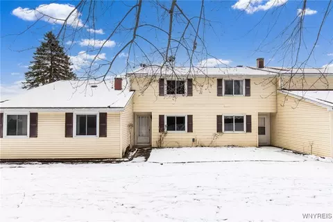 21 Pebble Creek Dr, Cheektowaga, NY 14227