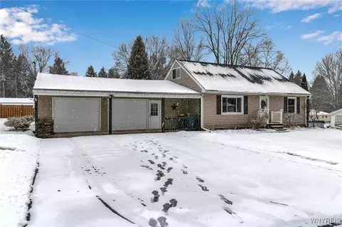 6528 Fairlane Dr, Boston, NY 14025
