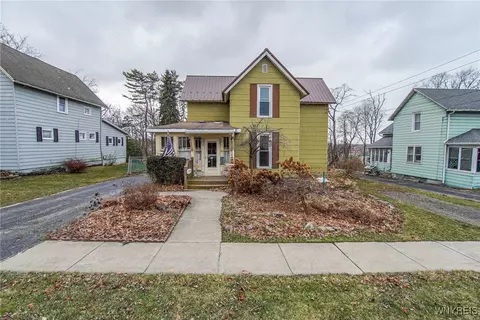 10 Oak St, Hanover, NY 14136