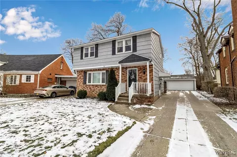 13 Lamont Dr, Amherst, NY 14226