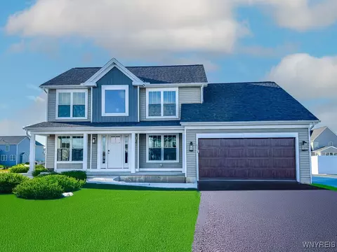 6218 Lakewood Ln, Lockport, NY 14094