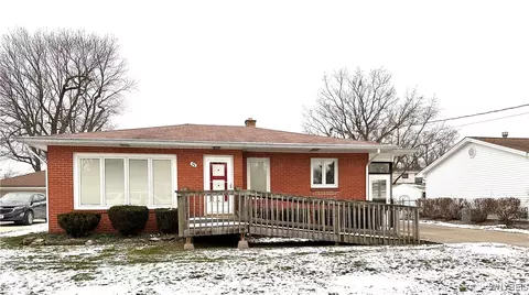 21 6th Ave, Lancaster, NY 14086