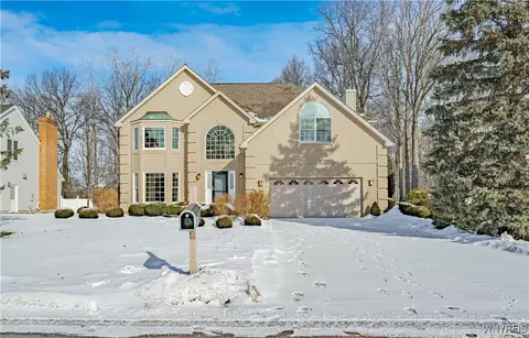 611 Briarwood Ln, Lewiston, NY 14092