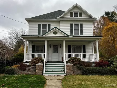 10 Chestnut St, Franklinville, NY 14737