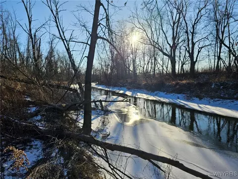 10650 Rapids Rd, Clarence, NY 14032