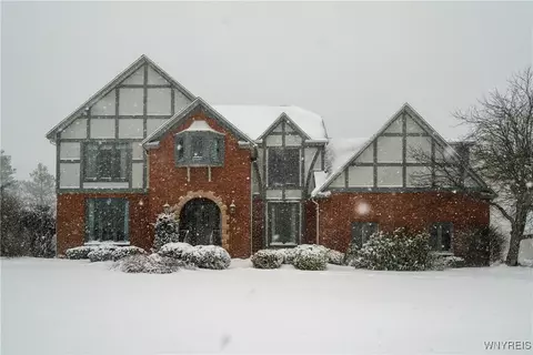 25 Fox Chapel Dr, Orchard Park, NY 14127
