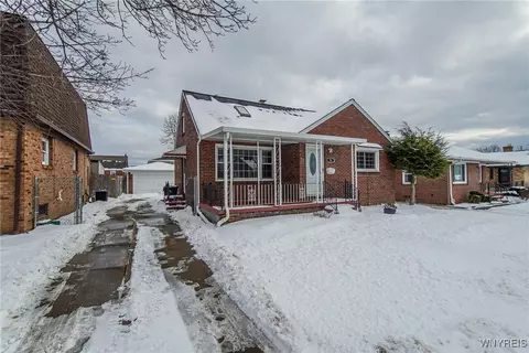 53 Meadowbrook Dr, Lackawanna, NY 14218