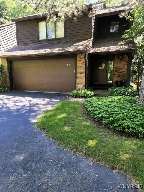 33 Breezewood, East Amherst, NY 14051