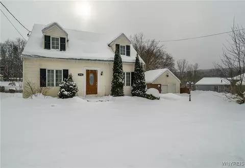 6990 Sunset Ln, Boston, NY 14025