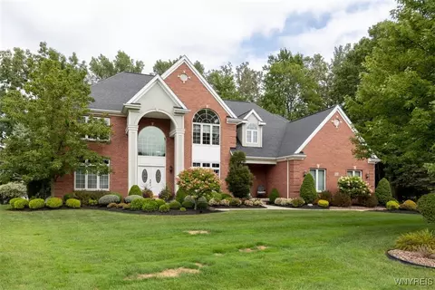 8340 Royal Ascot Cir, East Amherst, NY 14051