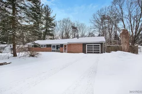 106 Woodland Dr, Aurora, NY 14052