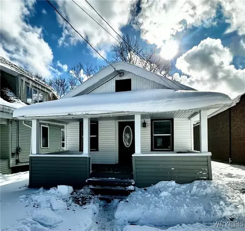 46 School St, Evans, NY 14006