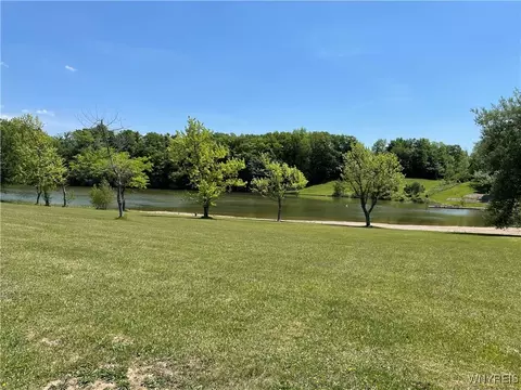 857 Lakeside Dr, Pembroke, NY 14036