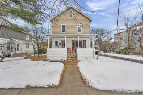 23 Elm St, Hanover, NY 14136