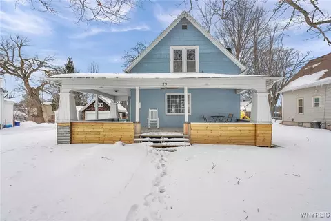 29 School St, Evans, NY 14006