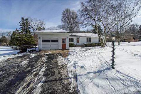 4519 Sunset Dr, Lockport, NY 14094