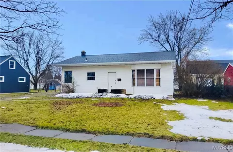 16 Ashley Dr, Lancaster, NY 14086
