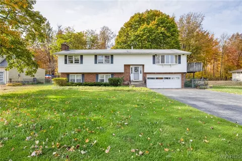 5552 Birchwood Dr, Lake View, NY 14085