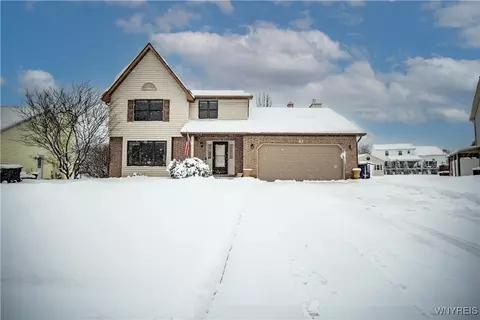 3 Fieldstone Ln, Lancaster, NY 14086
