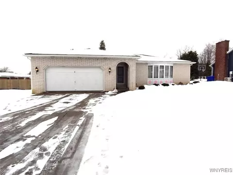 5 Pine Tree Ln, West Seneca, NY 14224