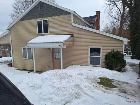 8 Park Rd E, Castile, NY 14427